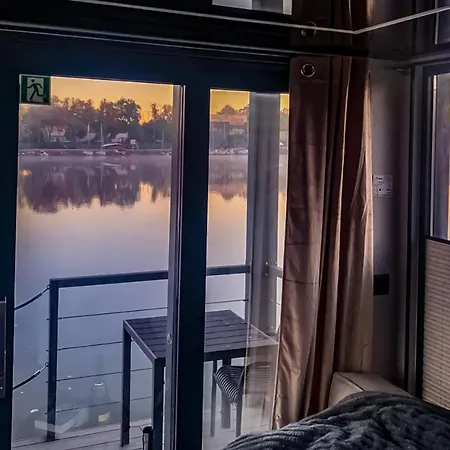 Houseboat - Dom Na Wodzie Πλωτό κατάλυμα